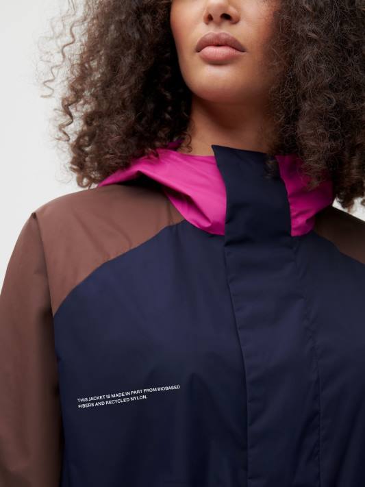 bunda z recyklovaného nylonu v barevném bloku R6FH481 námořnická modrá oblečení Pangaia ženy