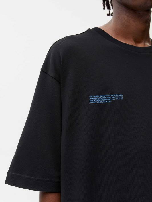 v konverzním bavlněném hranatém tričku R6FH129 Černá oblečení Pangaia ženy