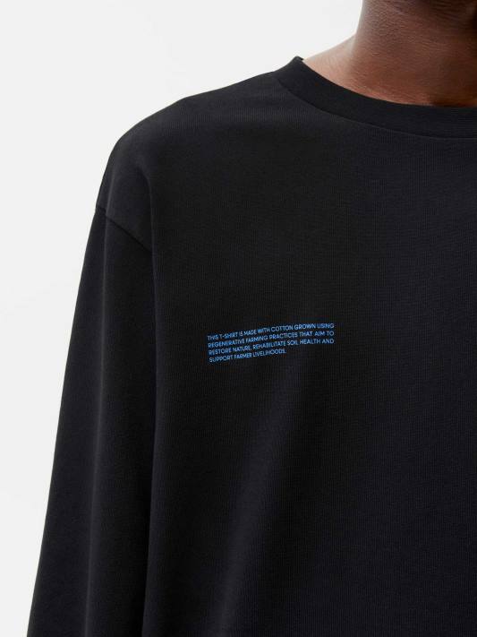 v konverzním bavlněném tričku s dlouhým rukávem R6FH194 Černá oblečení Pangaia ženy